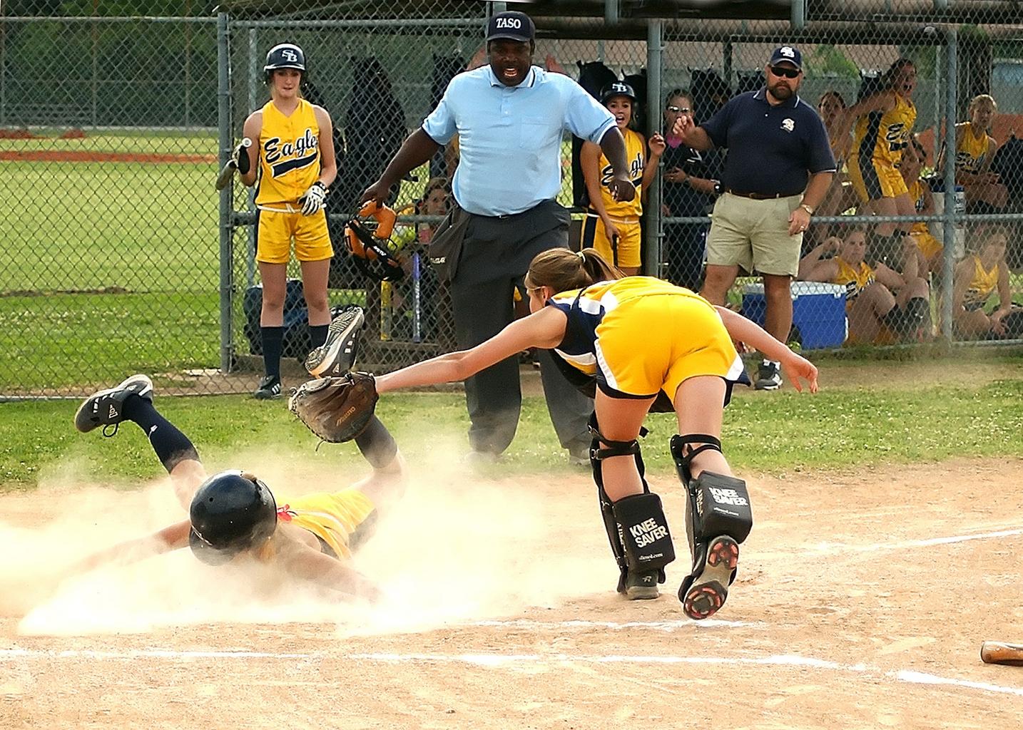 Softbal-catcher-tag-play